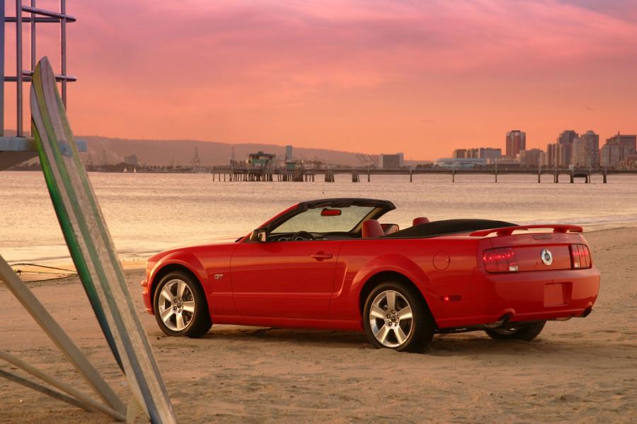  Ford Mustang GT Convertible 2005 года  (фото 33 из 44)